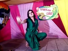 সে আদ্রিয়ানা মায়া এবং ভ্যালেন্টিনার সাথে বাংলাচুদা চুদি পর্ন গরু মেয়ে